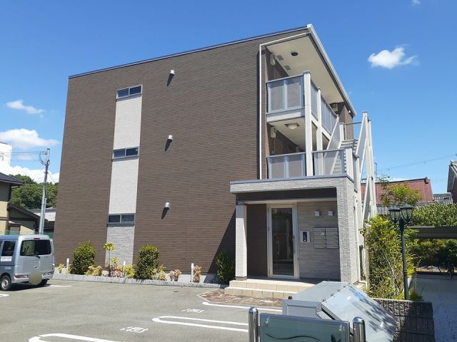 【橿原市大久保町のアパートの建物外観】