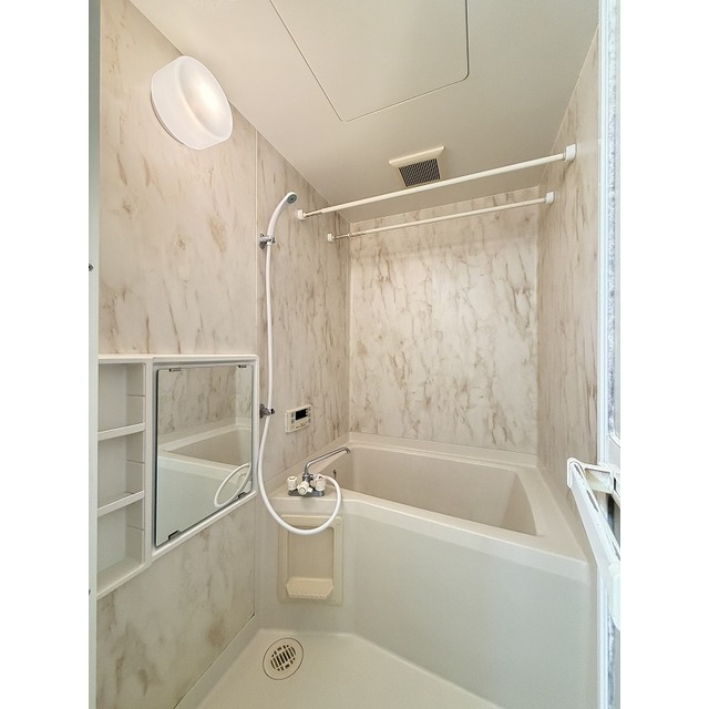 バス・シャワールーム　アクセントのある壁フィルムでおしゃれな空間に♪