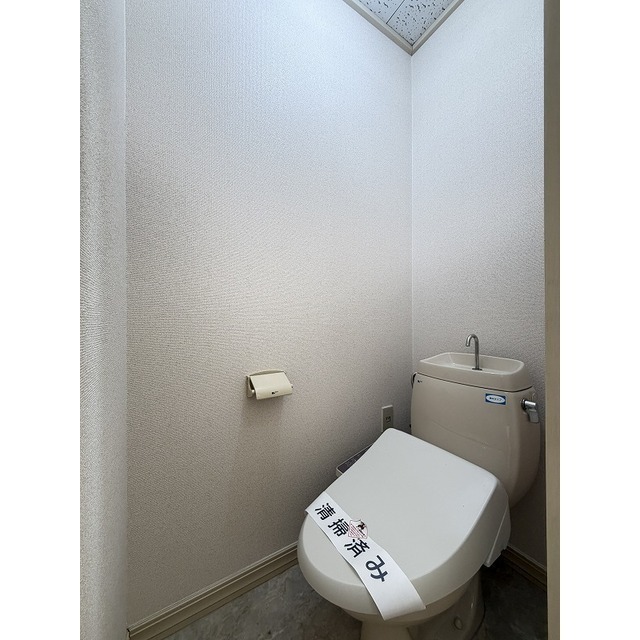 トイレ　洗浄機能付き便座で便利です！