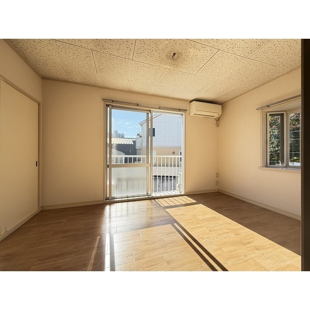 居室・リビング　大きな窓があり日当たり良好な洋室に♪