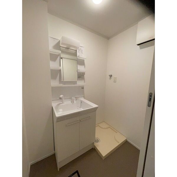 洗面設備　写真は別部屋の為現況と異なる場合がございます