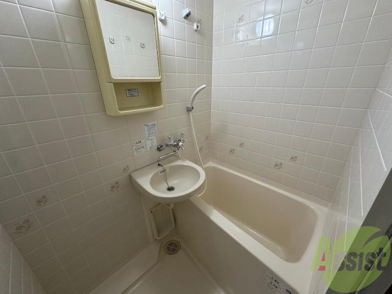 バス・シャワールーム　こちらはお風呂。一日の疲れをここで癒してください。