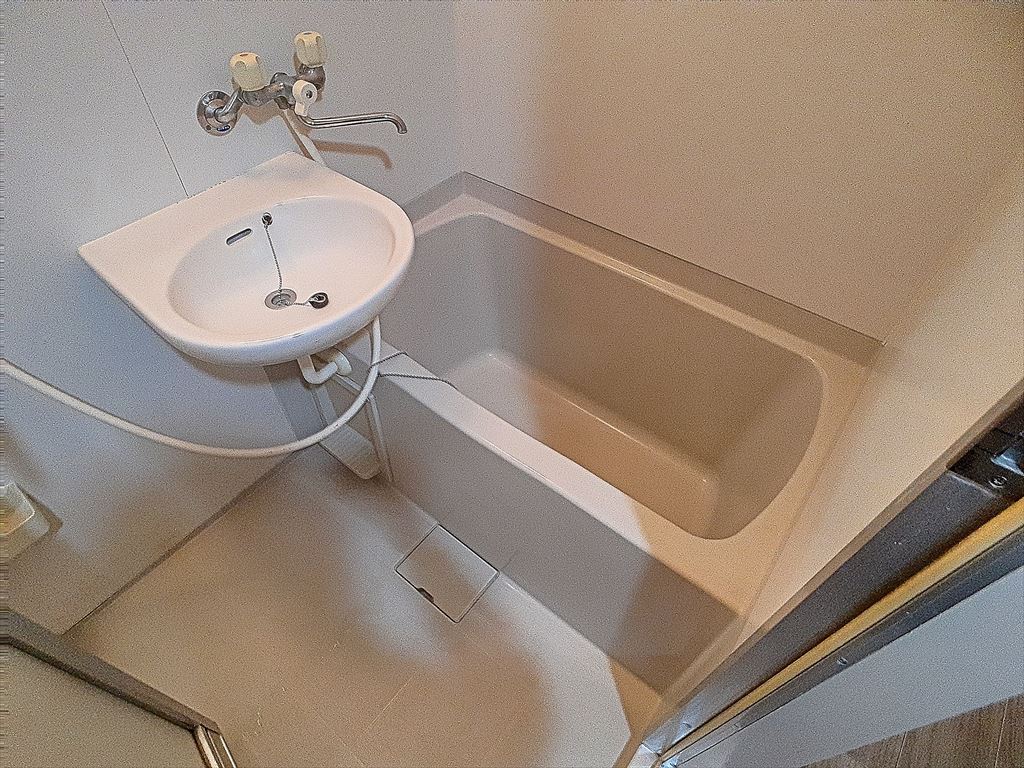 バス・シャワールーム　別部屋の写真です。