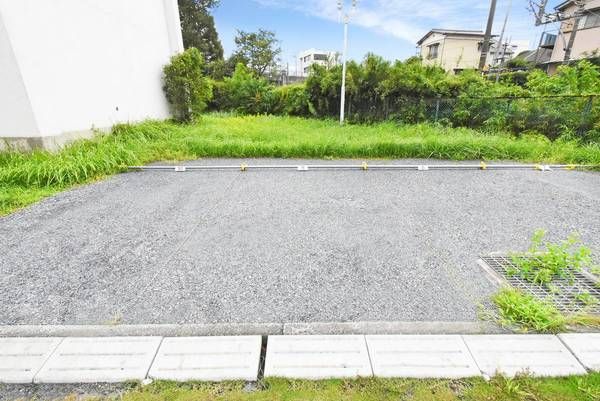 【石岡市泉町のマンションの駐車場】