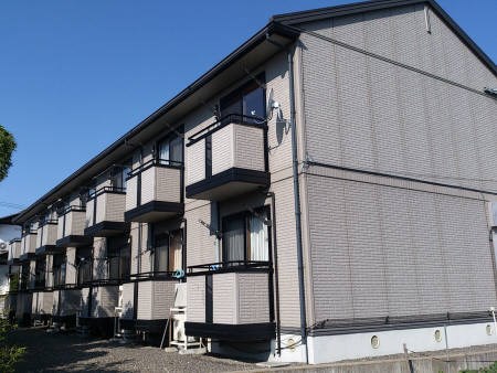 松本市大字島立のアパートの建物外観