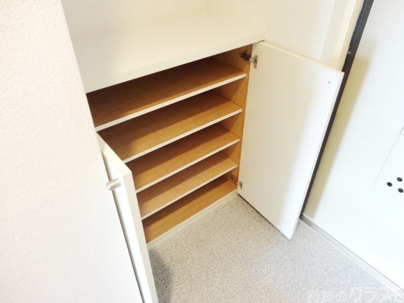 玄関　靴いっぱい入ります。