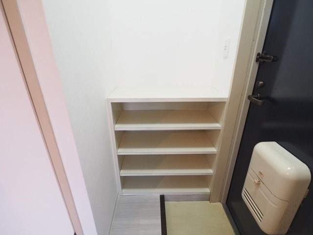 収納　靴箱設置済