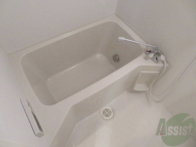 バス・シャワールーム　こちらはお風呂。一日の疲れをここで癒してください。