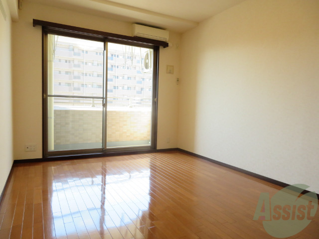 居室・リビング　洋室はとても広々としていて、日当たり良好。