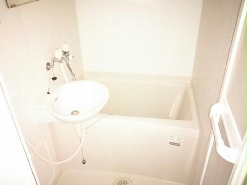 バス・シャワールーム　バス・トイレ別です。1LDKは追炊き機能付き。
