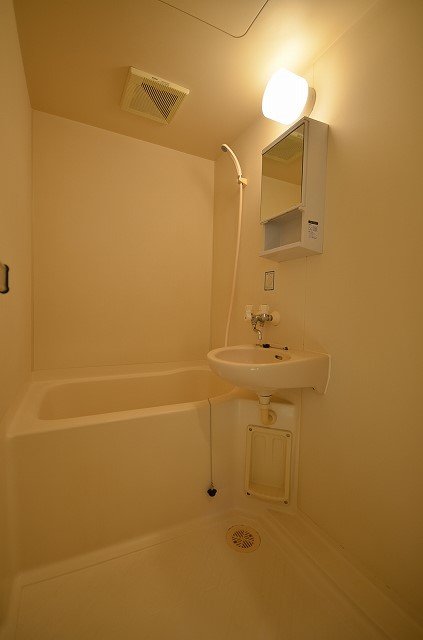 バス・シャワールーム　同物件、別号室のものです。