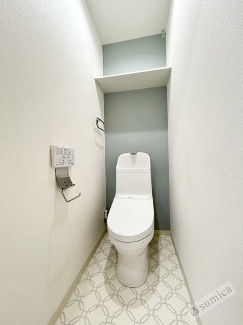 トイレ　人気アイテムの温水洗浄便座。清潔感のあるトイレです。