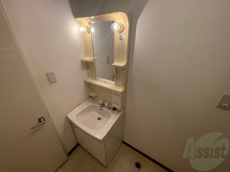 洗面設備　大きくて使いやすそうな独立洗面台になっています。