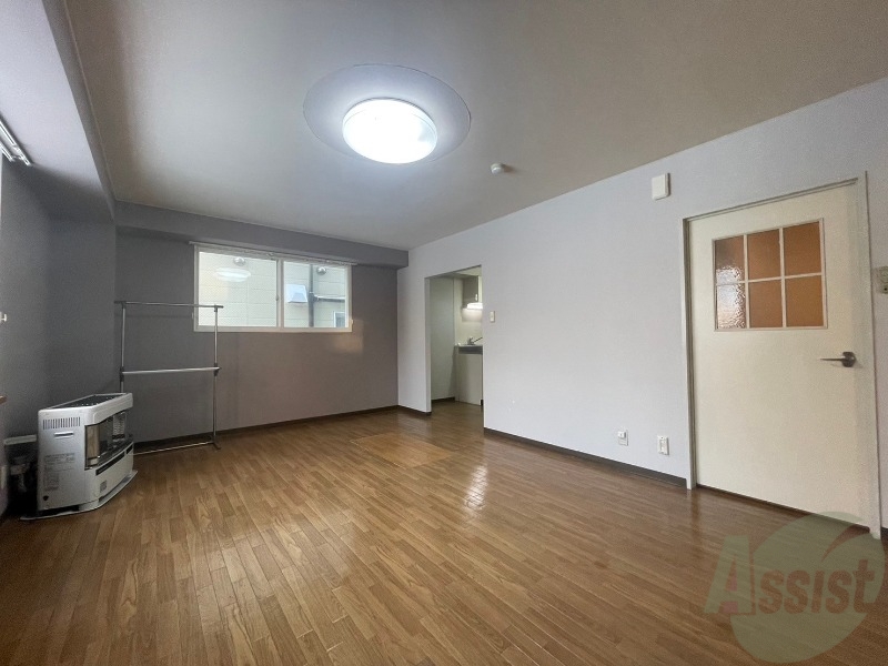 居室・リビング　木目のフローリングは落ち着きのある印象のお部屋になりますね。