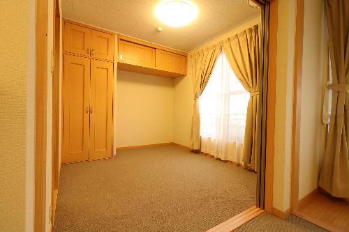 居室・リビング　大型クローゼットにより女性の方でも収納が安心！