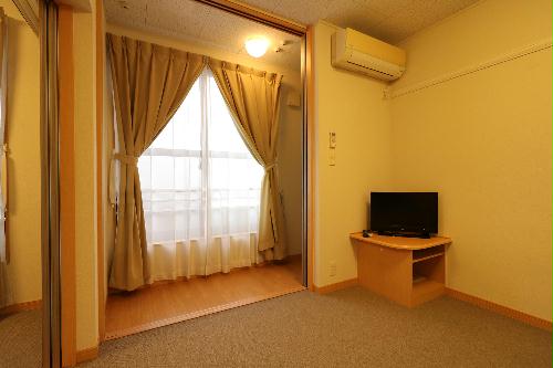 バルコニー　室内物干しが可能な空間も完備