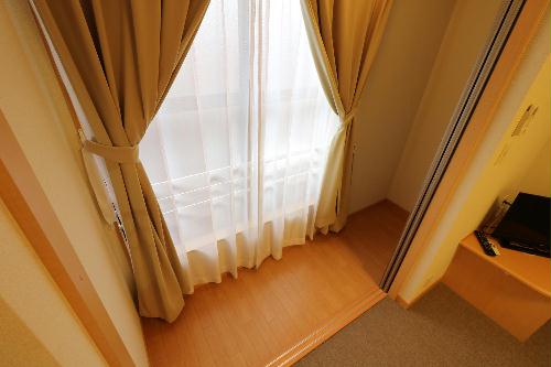 バルコニー　室内物干しが可能な空間も完備