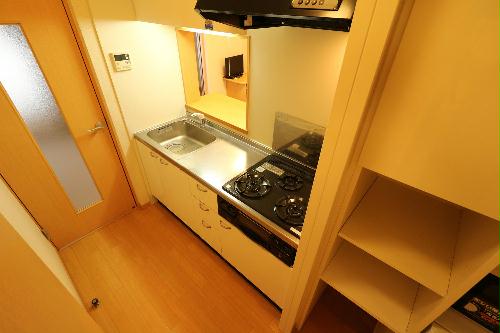 キッチン　３口ガスコンロ付きのシステムキッチンを完備！料理好きな方へお