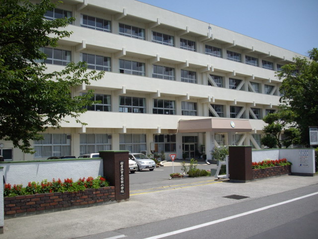 小学校　新居浜市立金栄小学校（小学校）まで569m