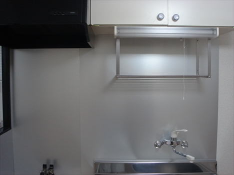 洗面設備　シンク前の壁もアルミパネルでお掃除も楽々