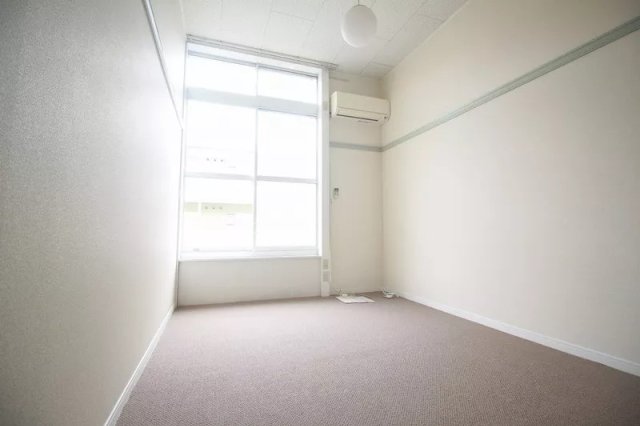 居室・リビング　同物件、別号室のものです。