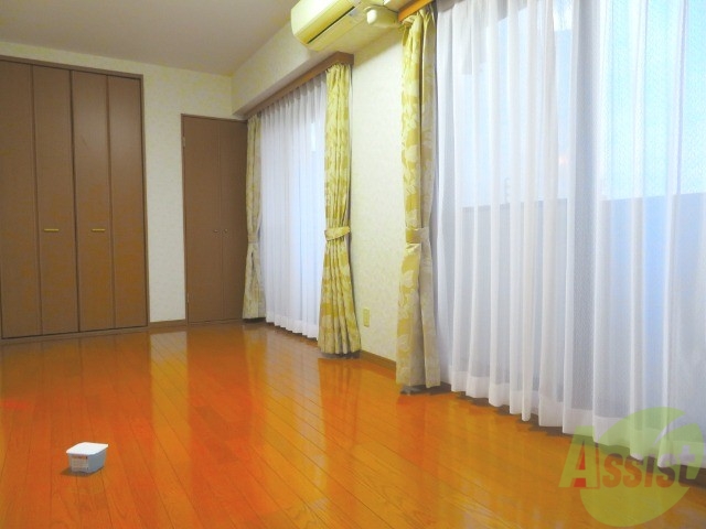 居室・リビング　こちらの広々としたリビングは８．７帖になりますよー。