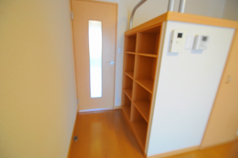 その他　ベット横に収納棚あり。雑誌や漫画も置けます。