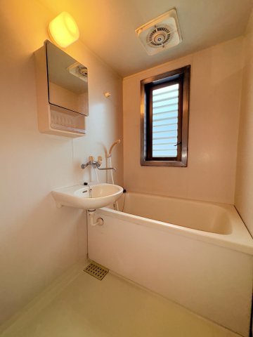 バス・シャワールーム　コンパクトで使いやすいお風呂です