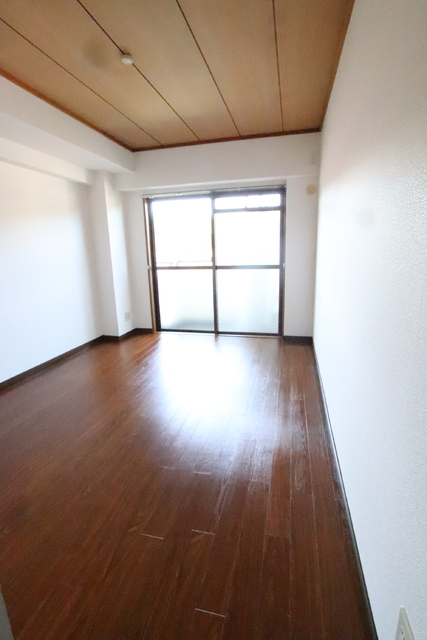 その他部屋・スペース　南側６帖の洋室です♪