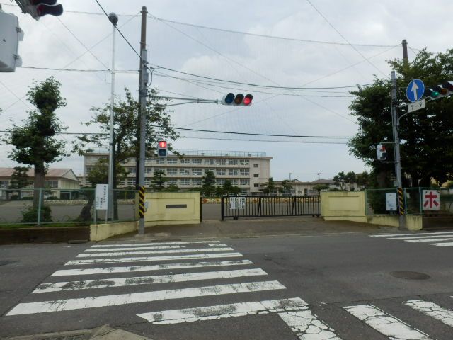 小学校　平塚市立富士見小学校（小学校）まで939m