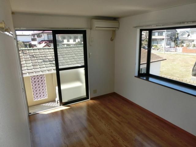 居室・リビング　エアコン付きの角部屋で２面採光です