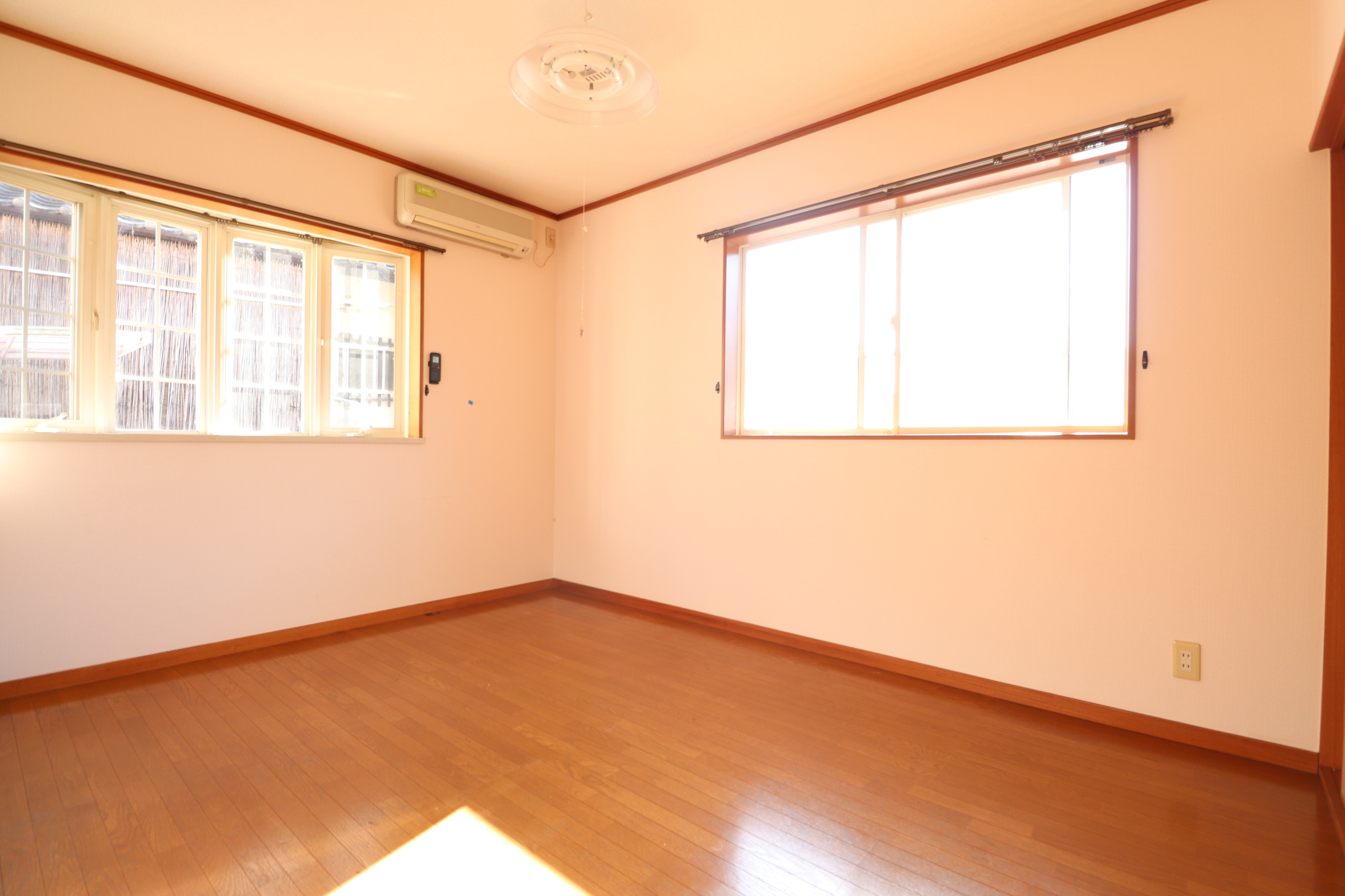 居室・リビング　角部屋で明るいお部屋です！