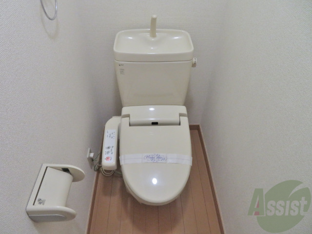 トイレ　ウォシュレット機能がついたトイレです。安心して使用できますね