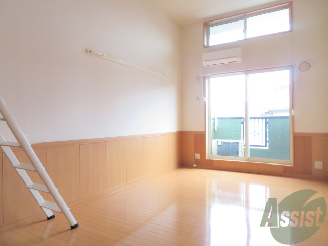 居室・リビング　１０帖の洋室です。広々として、きれいですね。