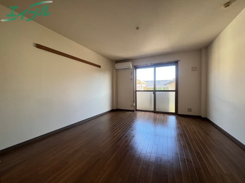 居室・リビング　同建物の別部屋写真です