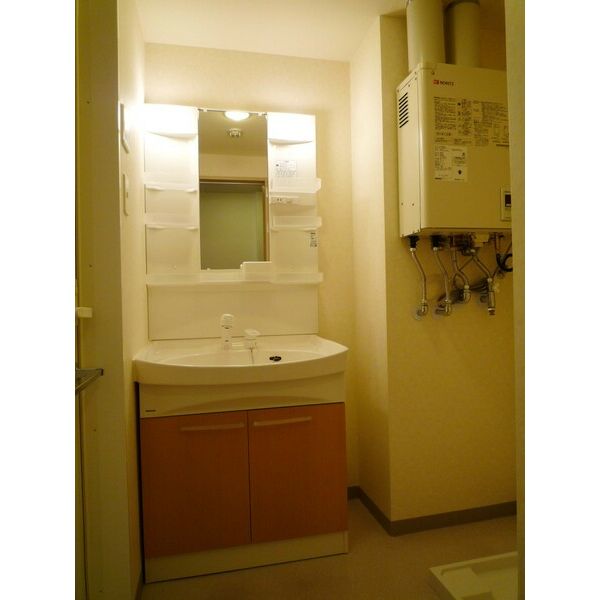 洗面設備　ゆったりとスペースのある洗面所
