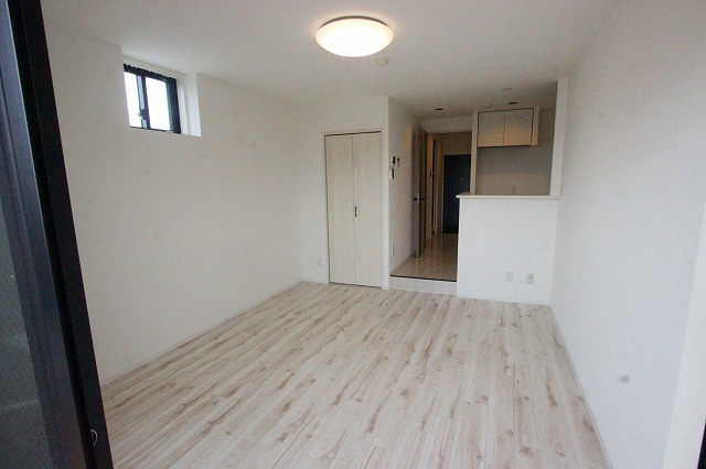 居室・リビング　同物件、別号室のものです。