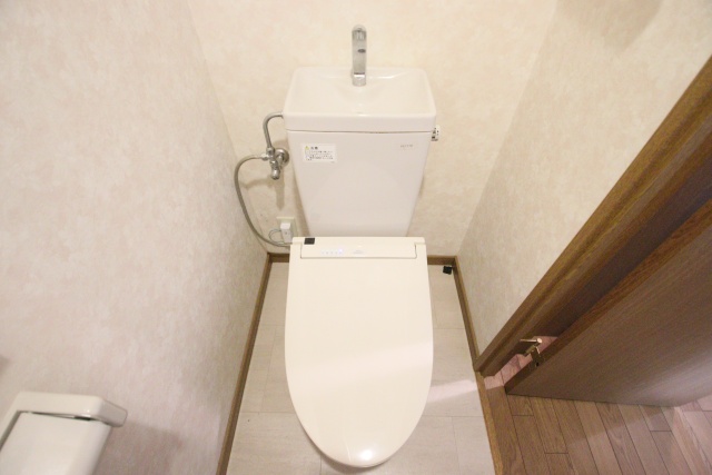 トイレ　※別室の参考写真の為、現況優先です。