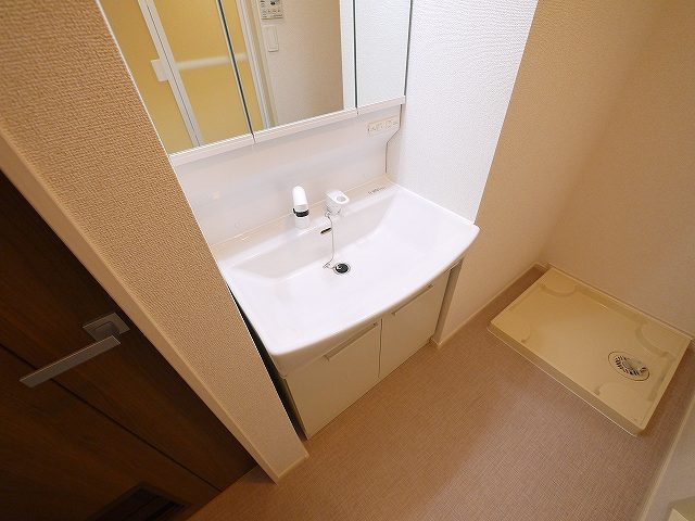 洗面設備　明るい洗面所です