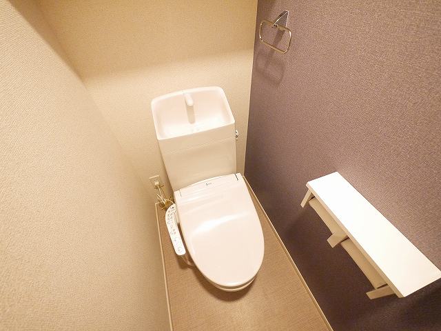 トイレ　落ち着いた色調のトイレです