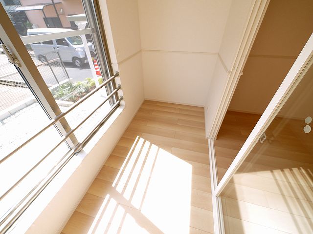 バルコニー　洗濯物を干すことができるサンルームになります