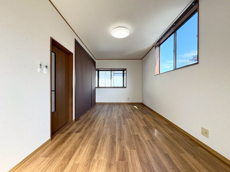 その他部屋・スペース　3方角の主寝室。日当たり◎収納力も◎