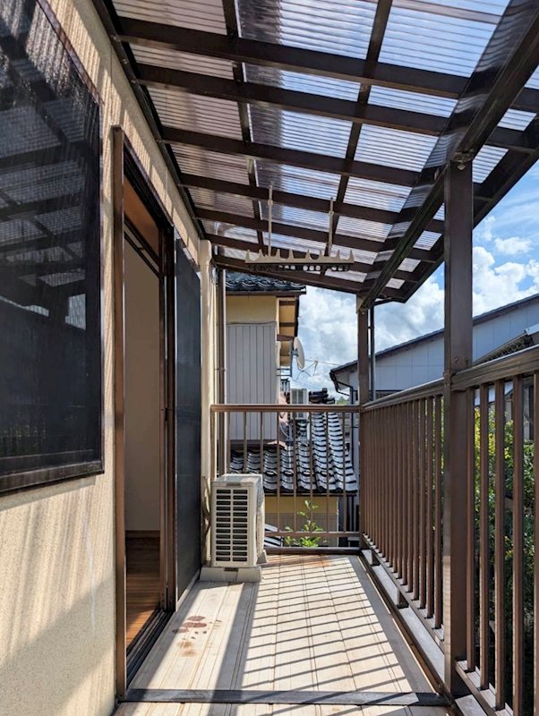 バルコニー　ベランダは屋根がございますので、洗濯物干しも捗ります。