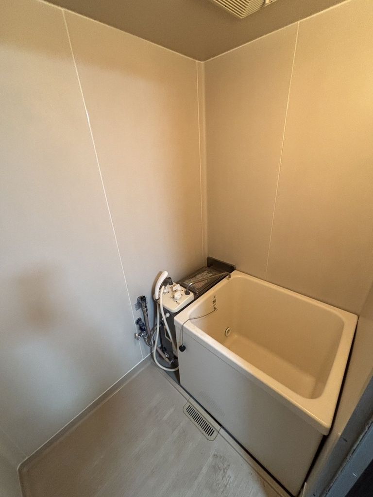 バス・シャワールーム　昔懐かしいバランス釜　追い焚き機能もございます