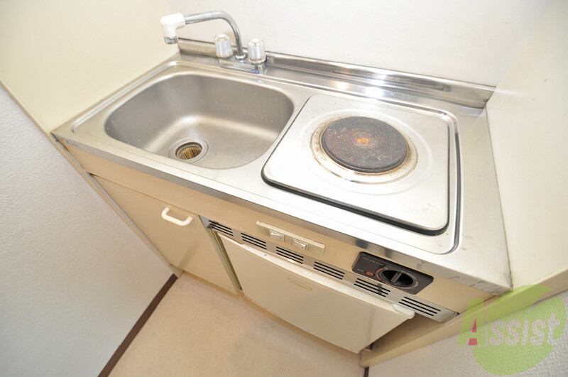 キッチン　シンプルなキッチンは電気コンロなので、お手入れも楽ちん。