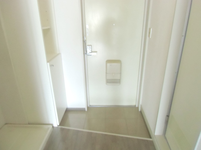 玄関　写真は別号室です。