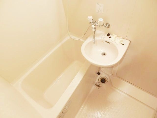 バス・シャワールーム　洗面台とバスは同室です
