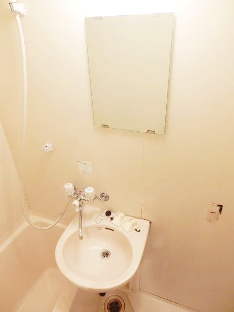 洗面設備　洗面台には鏡がございます