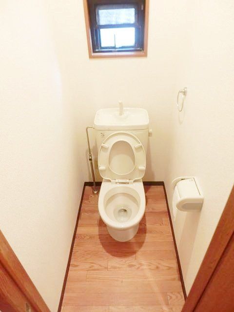 トイレ　トイレには窓がございます
