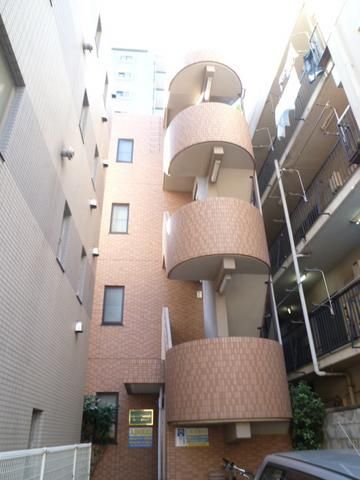 建物外観　鉄筋コンクリート4階建てマンション。